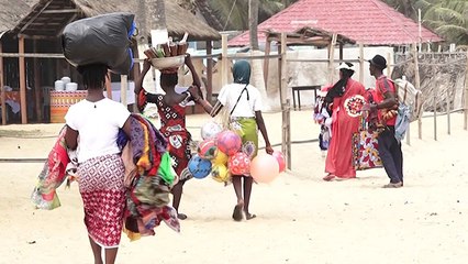 Les petits métiers sur la plage de Grand-Bassam en difficultés