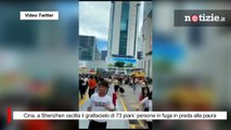 Cina, a Shenzhen oscilla il grattacielo di 73 piani: persone in fuga in preda alla paura