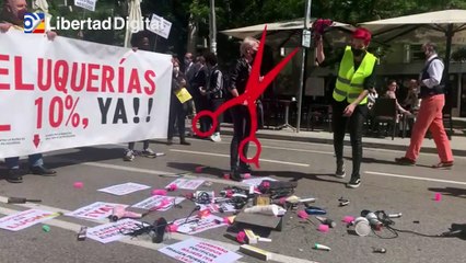 Peluqueras rompen secadores y tijeras en una manifestación en el Congreso
