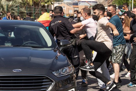 Ceuta se alza contra Sánchez: le reciben entre abucheos, gritos de hijo de p... y golpes a su coche
