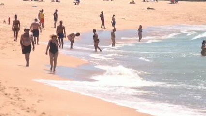 Download Video: Algunos afortunados británicos disfrutan del sol y las playas en el Algarve portugués