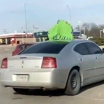 Ce papa oublie son bébé sur le toit de sa voiture ! oups