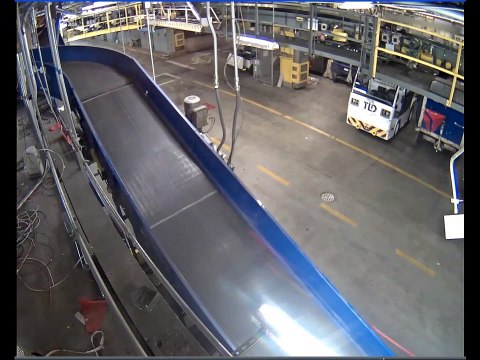 Cet enfant de 9 ans se retrouve entrainé sur les tapis à bagages de l'aéroport de Minneapolis !