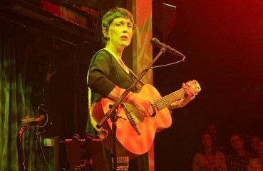 Adriana Calcanhotto faz show intimista em Londres e emociona plateia