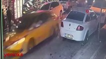 İstanbul'da taksici dehşeti! Motosiklet sürücüsünü ezmeye çalıştığı anlar böyle kaydedildi