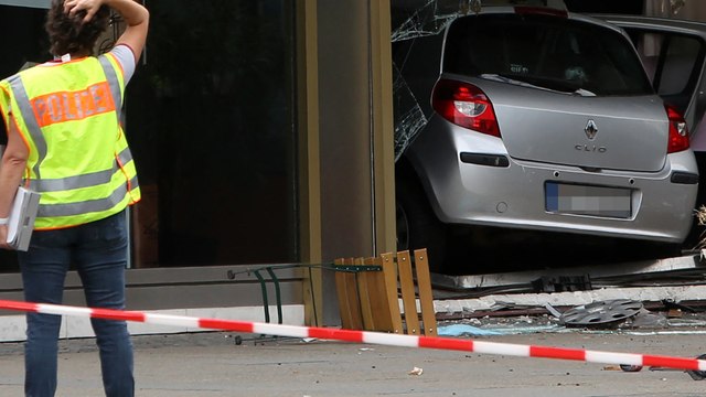 Berlin : un automobiliste percute un groupe d’adolescents et s'encastre dans une vitrine