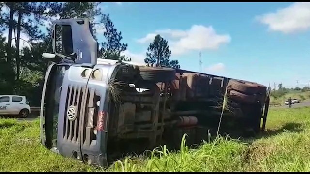 Mais um tombamento de caminhão é registrado nas proximidades do Contorno Oeste