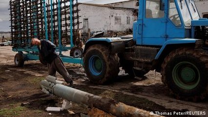 Farmers in Ukraine's Donbas plant under rain of shells