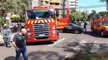 Carro capota em acidente com outros veículos e fica com as quatro rodas para cima na avenida Maringá