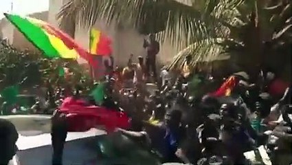 Vidéo - Sonko sort de son domicile et tombe sur une immense foule liesse