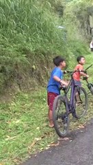 *MOMEN KETIKA GANJAR KETEMU ANAK-ANAK DIJALAN  , INI BAPAK YANG ADA DI TIKTOK CUK !!!