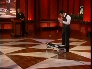 Pesulap hebat pintar main piano dengan bola