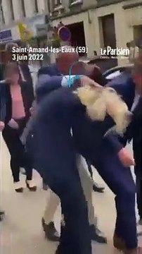 Marine Le Pen visée par un jet d'oeuf à Saint-Amand-Les-Eaux