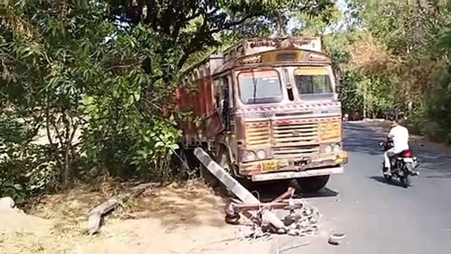 ट्रक का ब्रेक फेल, बिजली के खंभे से टकराया, ठप रहा रोड