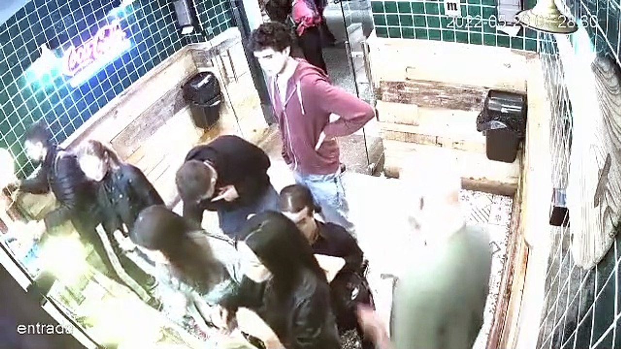 Le propriétaire d'un restaurant repère deux pickpockets et leur donne une bonne leçon