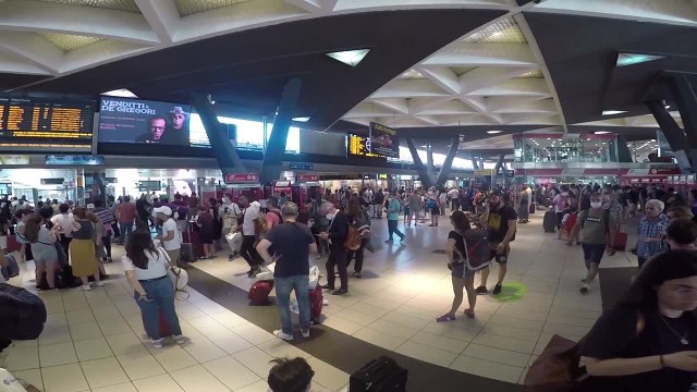 Incidente treno Alta velocita' a Roma, affollatissima la stazione centrale di Napoli