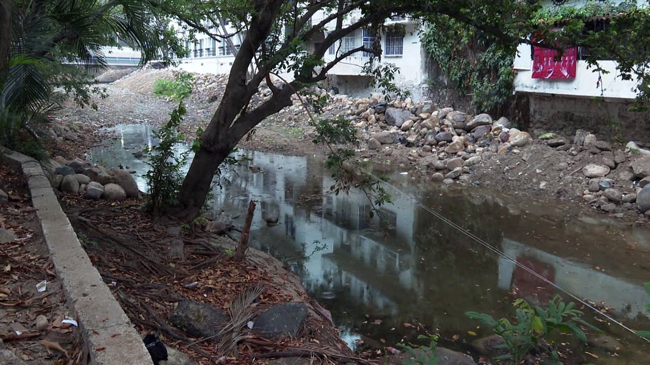 Aguas negras en el cuale | CPS Noticias Puerto Vallarta