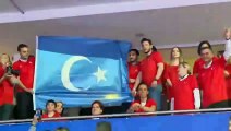 Akşener'in de izlediği Türkiye-Çin kadın voleybol maçında İyi Parti, Sincan'da yasaklanan Doğu Türkistan bayrağı açtı