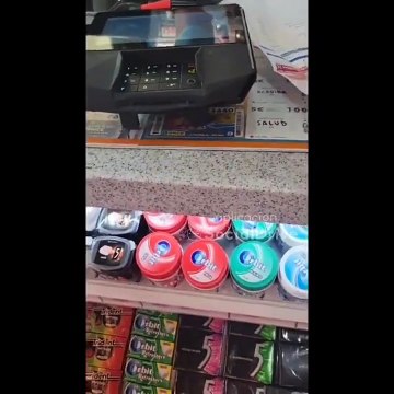 Un hombre se niega a pagar la gasolina al precio que tenemos ahora y la paga al precio del año pasado