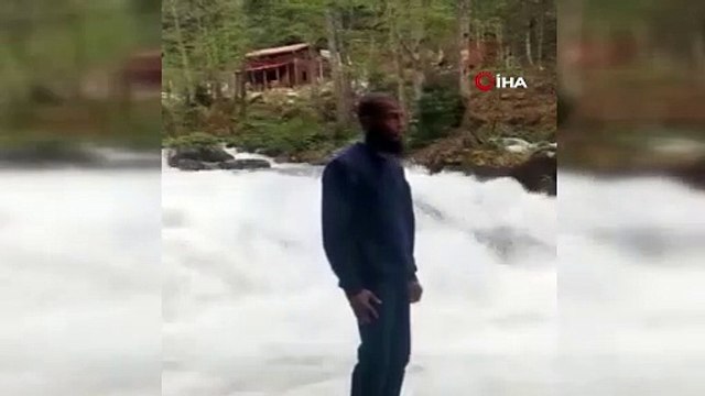 Fotoğraf çekerken dereye düşen turist kayboldu