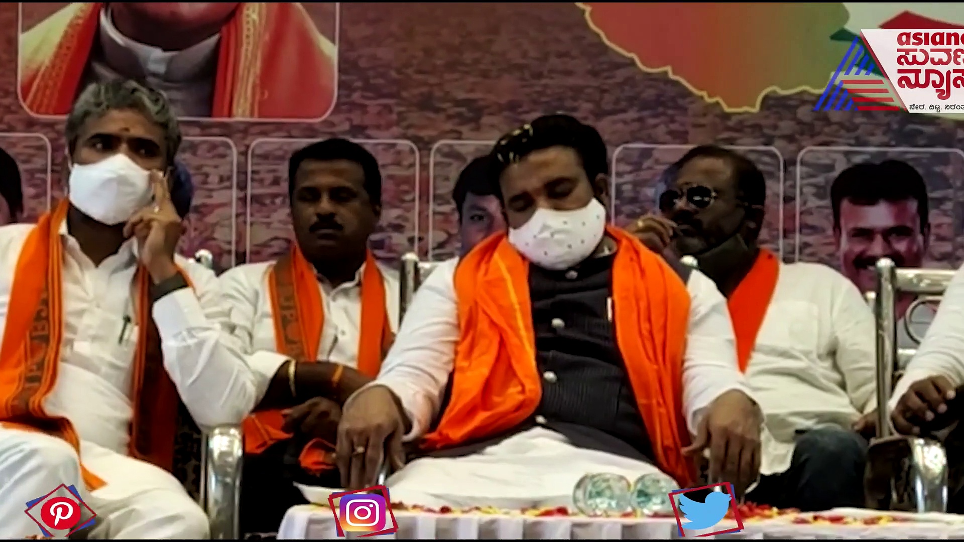 ಒಂದೆಡೆ ಸಂಸದ ಮುನಿಸ್ವಾಮಿ ವೀರಾವೇಷದ ಭಾಷಣ, ಮತ್ತೊಂದೆಡೆ ಶ್ರೀರಾಮುಲು‌ ನಿದ್ರೆ....