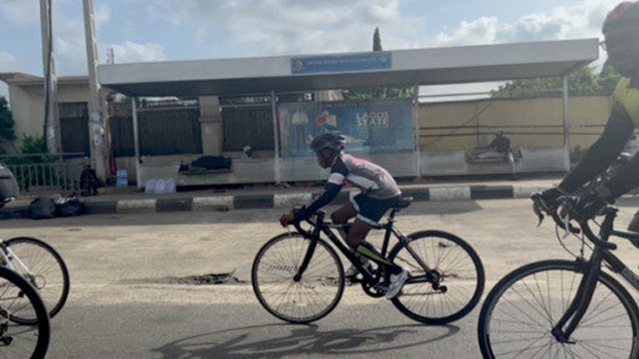 Auf dem Fahrrad in der Megacity Lagos