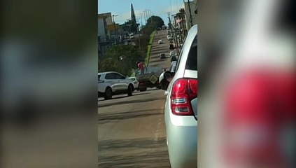 Internauta se indigna com servidor trabalhando sem EPI's: "Sem luva jogando aquele trem queimando"