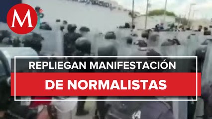 Download Video: Policías antimotines repliegan a manifestantes normalistas en autopista del sol