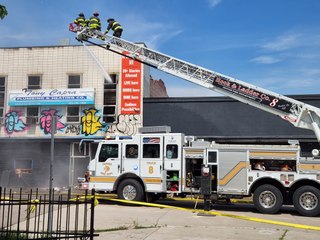 Luchan contra fuerte incendio cerca de estadio de béisbol en Denver