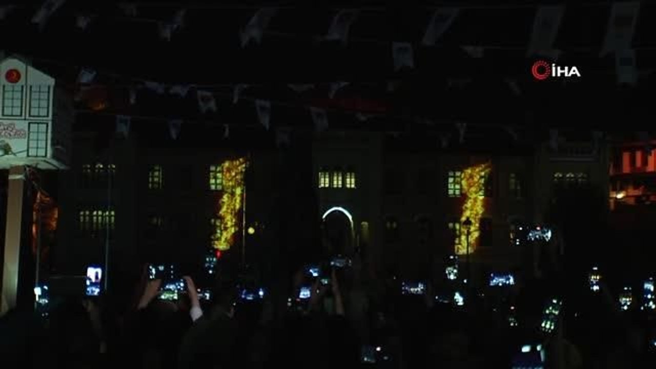 200 ışıklı drone kullanılarak yapılan gösteri h...