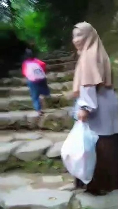 Kita jalan jalan ke tempat air terjun Curug cigentis