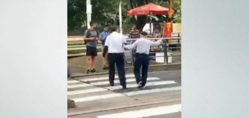 Conmovedor video de conductor del MIO que dejó bus con pasajeros para ayudar a adulto mayor