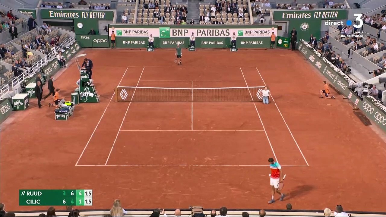 Enorme problème de sécurité hier soir à Roland Garros : Hier soir, en pleine demi-finale, une jeune femme traverse le court et va directement s’attacher au filet - Le Croate Marin Cilic et le Norvégien Casper Ruud évacués du terrain
