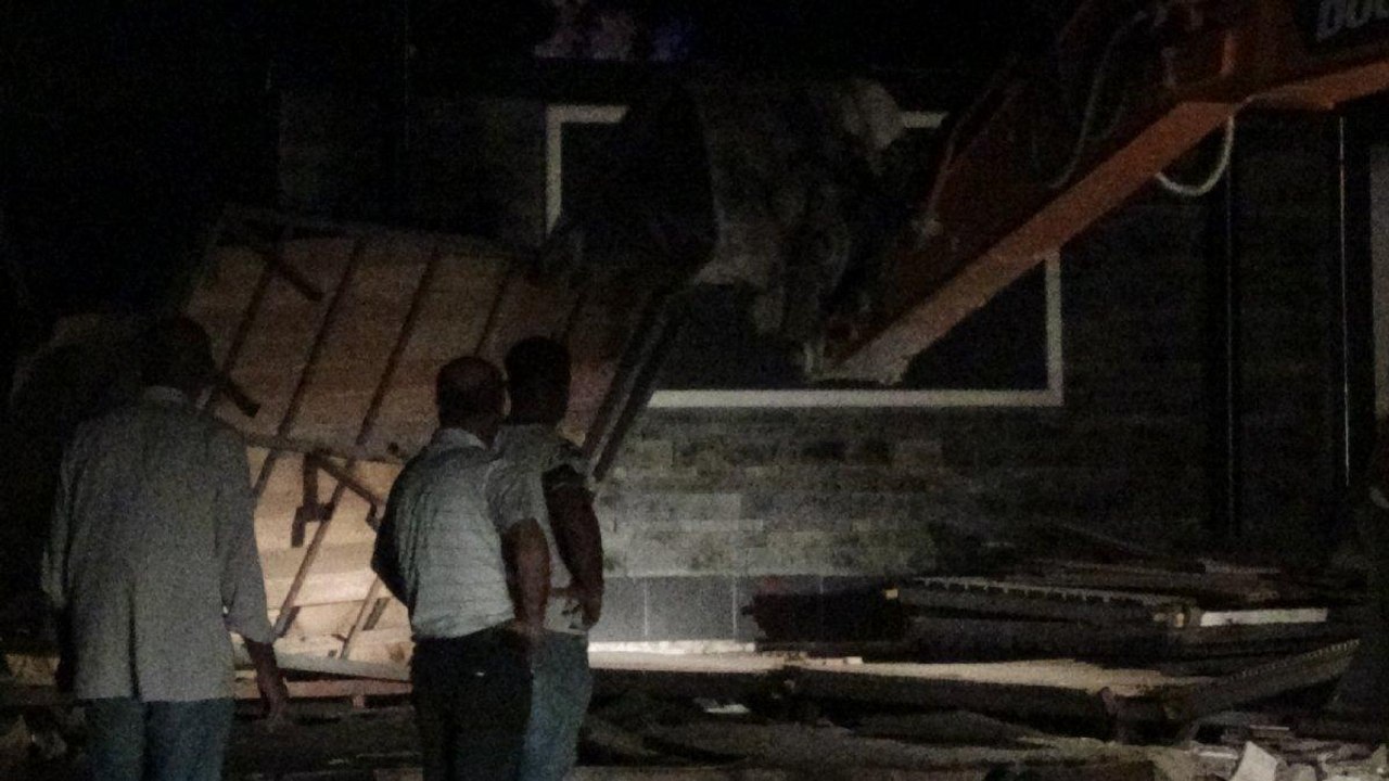 İzmir’de ilginç görüntüler: Gelin ve damat hayatlarının şokunu yaşadı