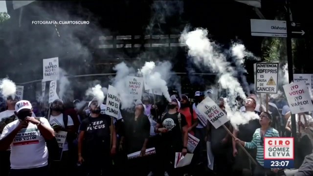 Comerciantes y consumidores de vapeadores protestaron afuera de Cofepris