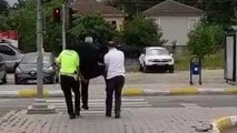 Karşıdan karşıya geçemeyen yaşlı adama polislerden yardım