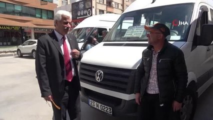 Devlet dairesinden gelen alışkanlığını bırakamadı: 8 yıldır takım elbiseyle şoförlük yapıyor