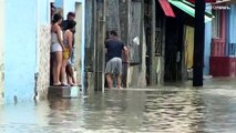 شاهد | الفيضانات تغمر شوارع هافانا الكوبية وسياراتها القديمة