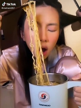 Make up 3h sáng, Thùy Tiên vừa ăn vừa ngủ