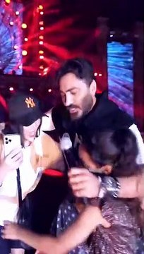 تامر حسنى يغنى بحبك مع ابنتيه على المسرح.. ووصلة غزل مع زوجته بسمة