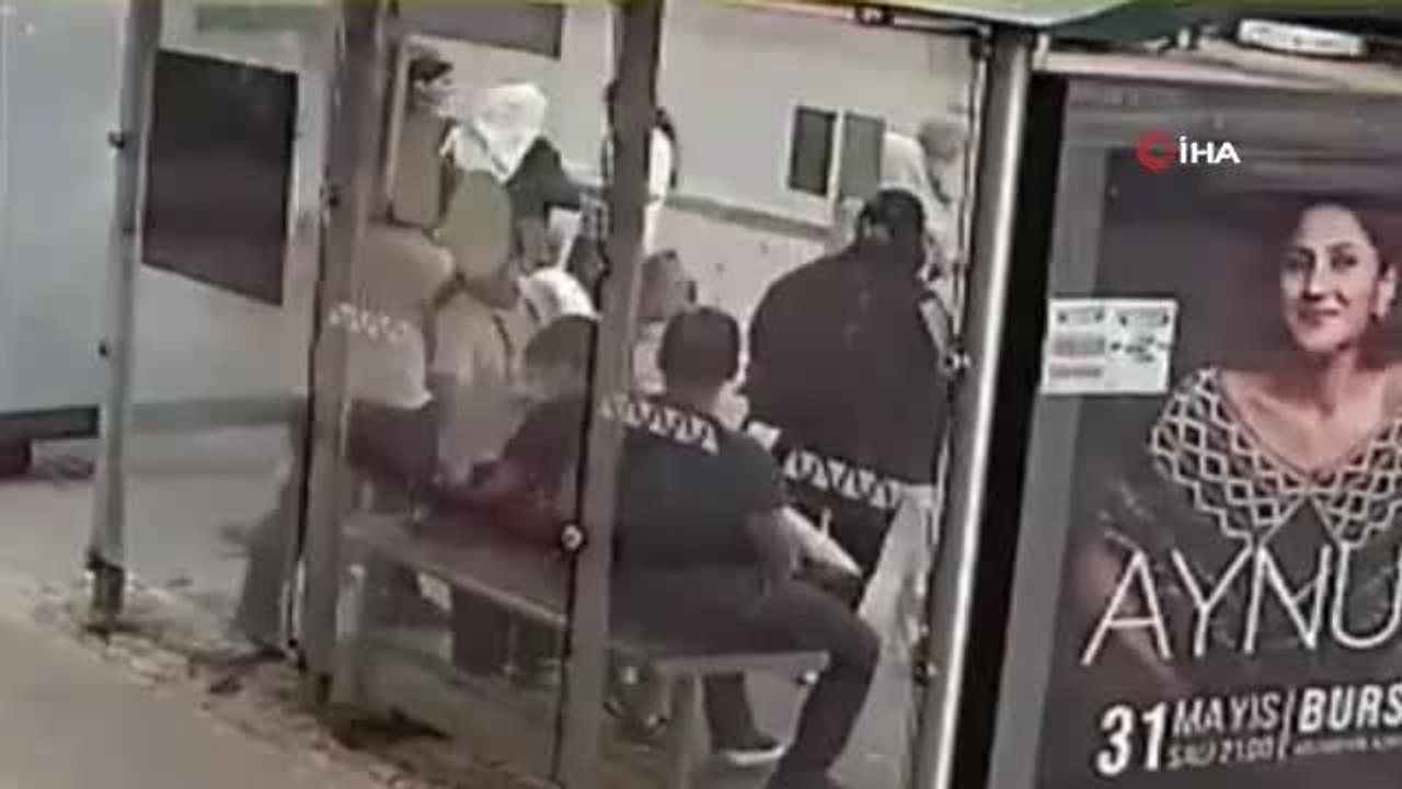 Otobüs durağındaki hırsızlık girişimi güvenlik kamerasında