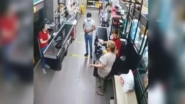 Marketteki silahlı soygun güvenlik kamerasına yansıdı