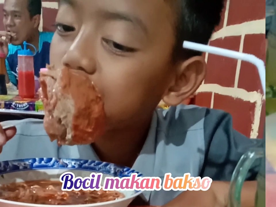 Bocil makan ba'so