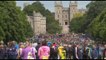 La folla a Windsor per celebrare la regina Elisabetta