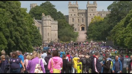 Video herunterladen: La folla a Windsor per celebrare la regina Elisabetta