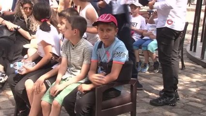 Sokaklarda müzik yapan çocuklardan oluşan koro dinleyenleri coşturdu