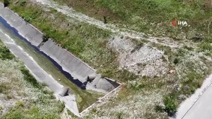 Arnavutköy'de siyah akan dere korkuttu, alan havadan görüntülendi