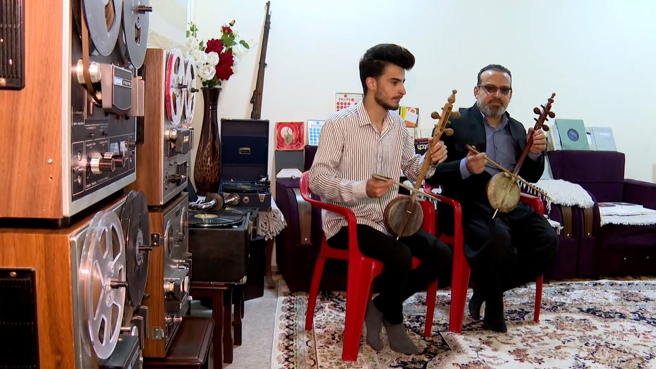 بالفيديو.. فنان كردي يحوّل منزله إلى متحف للأسطوانات الغنائية القديمة