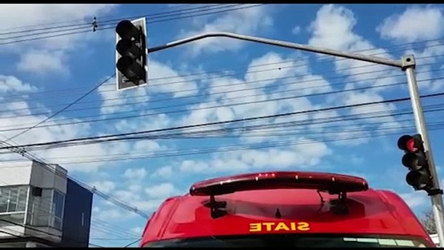 Mulher fica ferida em colisão entre carro e moto no Centro de Cascavel