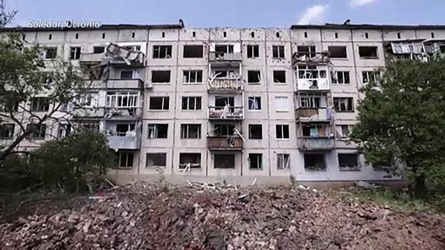 Rusos y ucranianos combaten por ciudad clave y dan versiones contradictorias